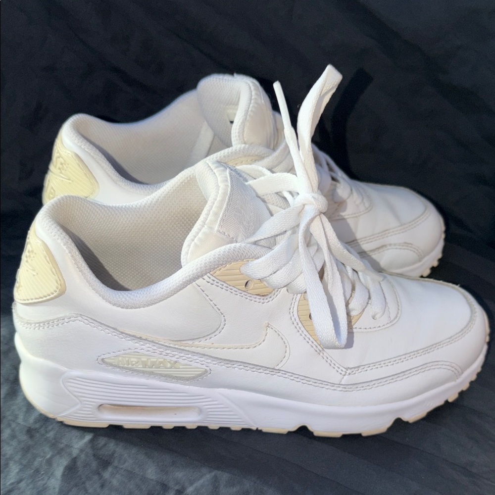 Boy’s Size 5 Y WHITE NIKE AIR MAX 90 SHOES